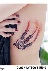 modello del tatuaggio del rondine dell'acquerello del lato del petto