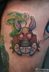 Un modello di tatuaggio alternativo simpatico coniglio mascherato