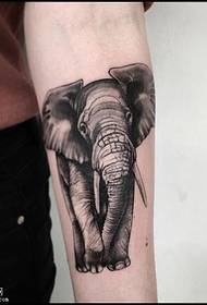 pola tato gajah yang realistis di lengan