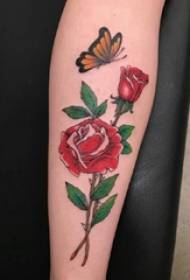 Ramię dziewczynki namalowane na gradientowym prostym obrazie tatuażu motyla i kwiatu