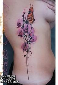 Gėlių drugelio tatuiruotės modelis šone