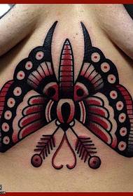 Butterfly tattoo patroan op 'e boarst