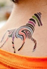 Дівчина на шиї пофарбовані акварельні лінії творчі малюнки татуювання тварин кінь