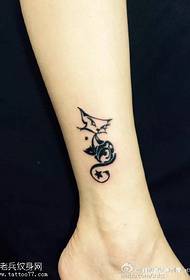 Pungente un piccolo tatuaggio di volpe sulla caviglia