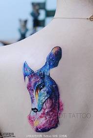 Wzór tatuażu jelenia na gwiaździste niebo ramię