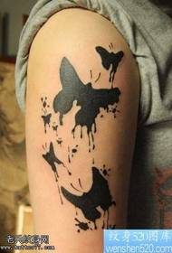 Patrún tattoo totem féileacán treocht láimhe