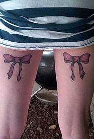 Patrón de tatuaje de mariposa de pierna