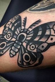 Braccio tatuato con motivo a farfalla