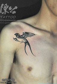 Padrão de tatuagem de totem de andorinha de ombro