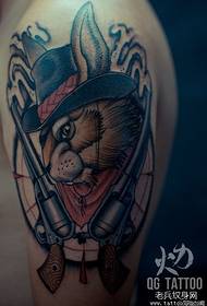 ett mycket snyggt tatueringsmönster för kanin