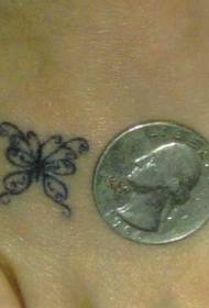 Motivo per tatuaggio sul collo del piede con piccola linea di farfalle