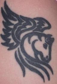 어깨 검은 날개 말 토템 문신 사진