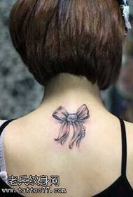 Patron de tatuatge de papallona de color gris negre a la part posterior