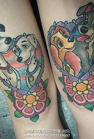 due cani amorevoli nella gamba Modello del tatuaggio