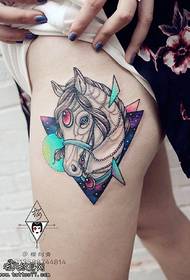 Padrão de tatuagem lindo cavalo nas pernas