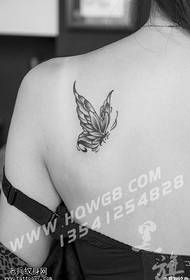 Mazs tauriņa tetovējuma raksts uz pleca