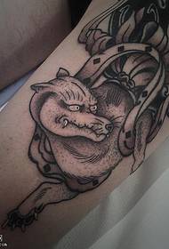 Naŭ-vosta vulpo-tatuaje mastro kuranta sur la kruro