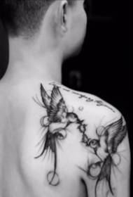 Nécklech ausgesäit 9 Schlucken an aner Vogel Tattoo Designs