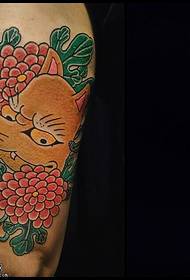 Patrón de tatuaxe de raposo da coxa