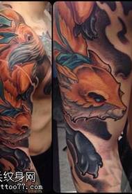 Kilencfarkú róka tetoválásmintázat a vállán