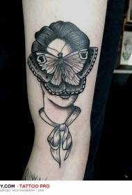 Retrato de mulher de braço combinado com padrão de tatuagem de linha preta borboleta