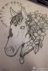 Rukopis tetování koně růže