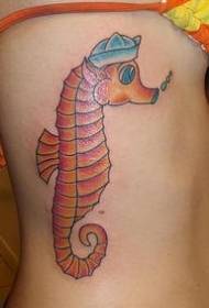 Modello di tatuaggio di ippocampo marinaio del fumetto di colore lato vita