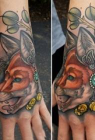 Ragazzi dipinti a mano su linee semplici sfumate dipinte foglie di piante e piccole immagini di tatuaggi di volpi animali