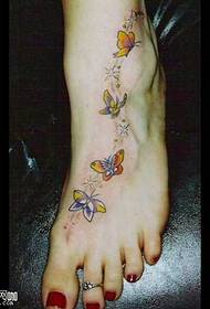 Modello tatuaggio farfalla piede