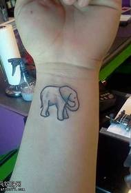 patrón de tatuaxe con tótem de elefante