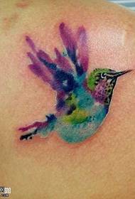Plecu krāsas putna tetovējuma raksts