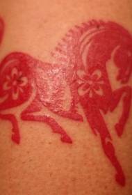 Wzór ramienia tatuaż czerwony koń symbol kolor