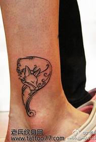 Bel modello di tatuaggio volpe totem carino
