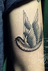 braccio nero grigio rondine modello tatuaggio