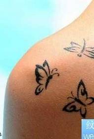 Modèle de tatouage de papillon de personnalité d'épaule