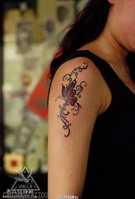Squisito tatuaggio farfalla sulla spalla