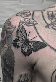 어깨 검은 회색 나비 문신 패턴