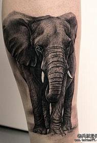 recommande à tous de profiter d'un motif de tatouage d'éléphant