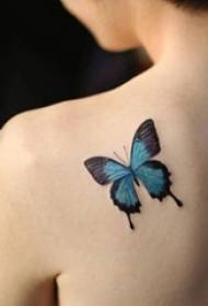 Immagini di tatuaggi creativi con farfalle letterarie dipinte a schizzo ad acquerello dipinto da ragazze