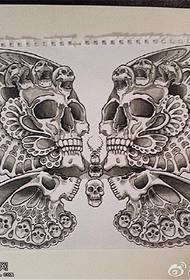 Personatge de tatuatge de papallona de crani de personalitat