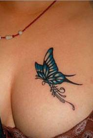 Patrón de tatuaje de mariposa de pecho femenino sexy