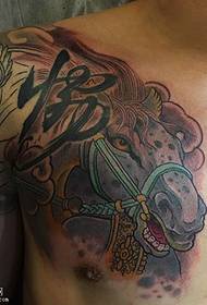 Mercedes Pferd Tattoo Muster auf der Schulter