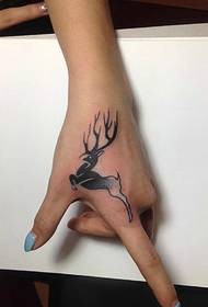 Узорак тетоваже јелена на руци је врло сладак