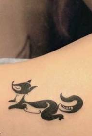 Maliit na pattern ng tattoo ng fox sa balikat