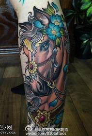 Graži arklio tatuiruotė ant blauzdos