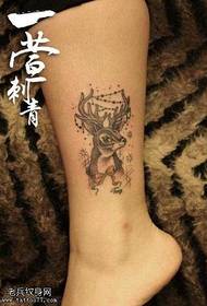 Patrón de tatuaje de lindo cervatillo lindo pierna