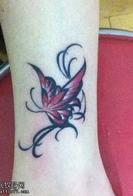 Graži maža drugelio tatuiruotė ant kojų