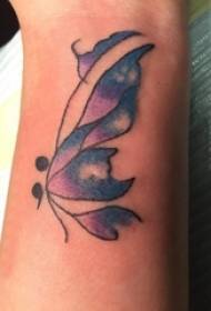 Braccio di una ragazza dipinto su una linea semplice con gradiente piccola immagine di un tatuaggio farfalla animale
