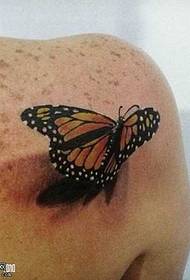 Olkapää realistinen perhonen tatuointikuvio