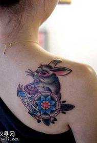 肩膀可愛的流行兔子紋身圖案